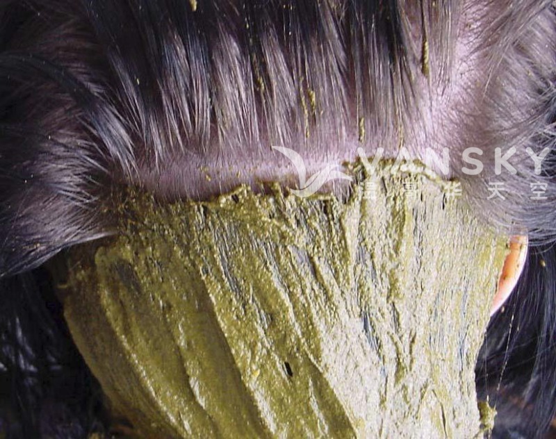 251210105125_Henna paste on white hair.jpg